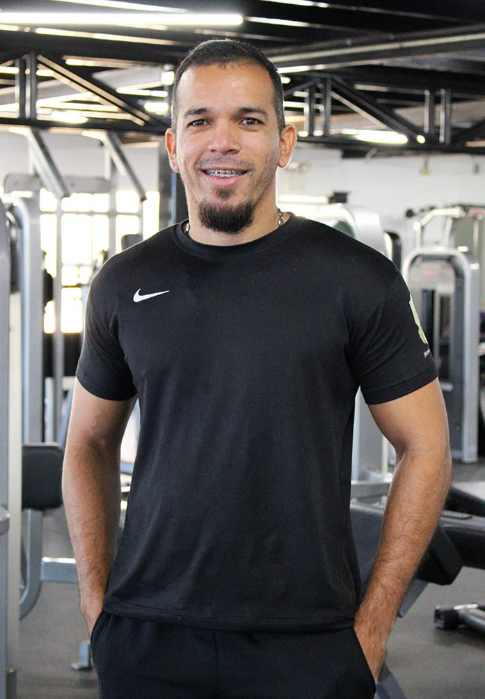 Roberto Quevedo: entrenador personal en gimnasio.